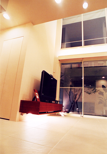 白いタイルを敷いたリビング