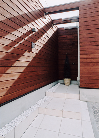 光の筋が通る動きのある玄関ポーチ