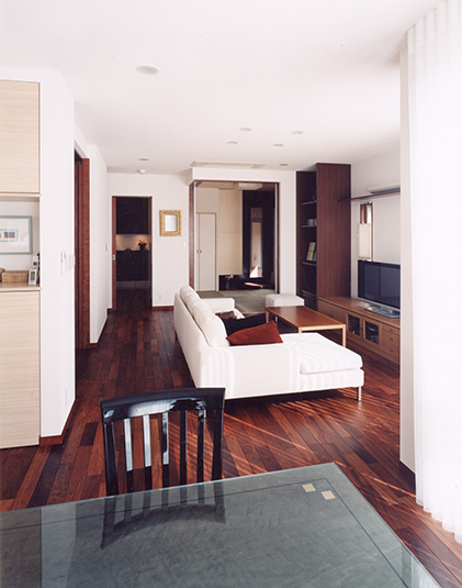 視線の行き渡る広々リビング