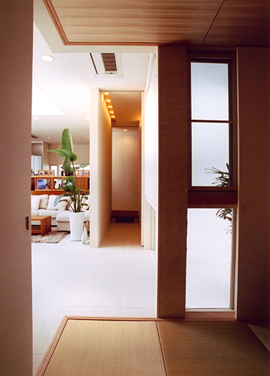 和室スペースからリビングを見る