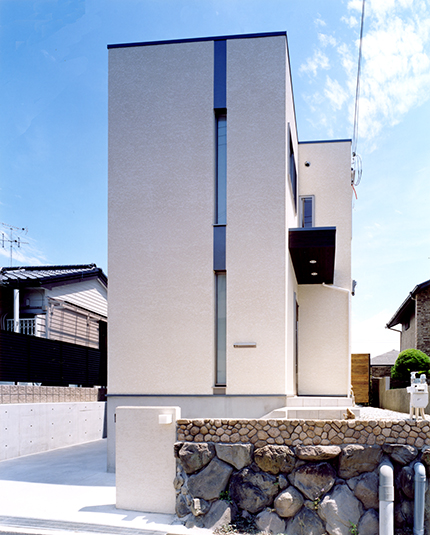 プライバシーを守る全面道路からの眺め