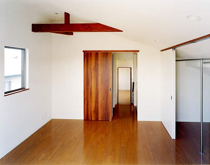 勾配屋根を利用した収納スペース