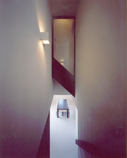 奥行きを感じる階段からの眺め