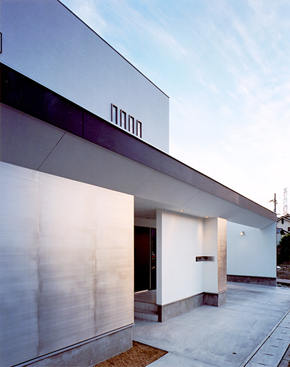 プライバシーを確保した重厚な外観