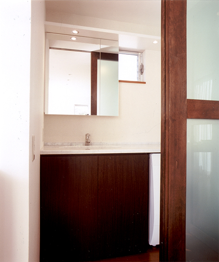 シンプルでスッキリとした洗面室