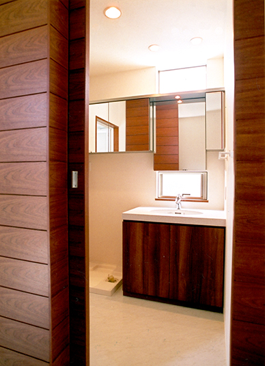 小窓が並ぶ明るい洗面室