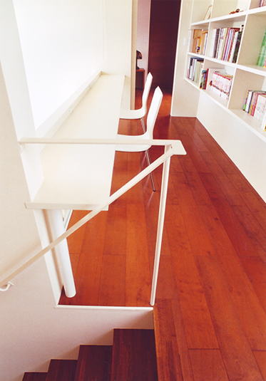 吹き抜けを望む見晴らしの良いデスク