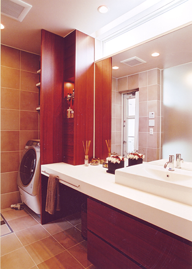 落ち着いたトーンの洗面室