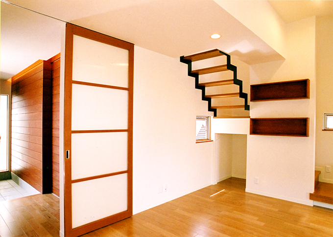 2階への階段下スペースの有効利用