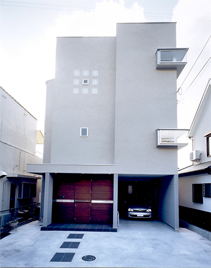 9つ並ぶ小窓がアクセントの外観