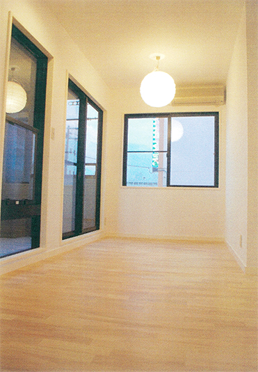 デザイン照明がアクセントのリビング