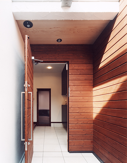 木の温もりが出迎える玄関