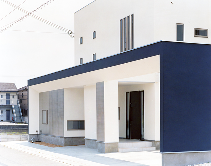 深みのあるブルーが印象的な外観