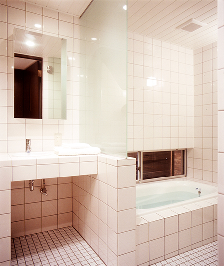 全面タイル張りのモダンな浴室