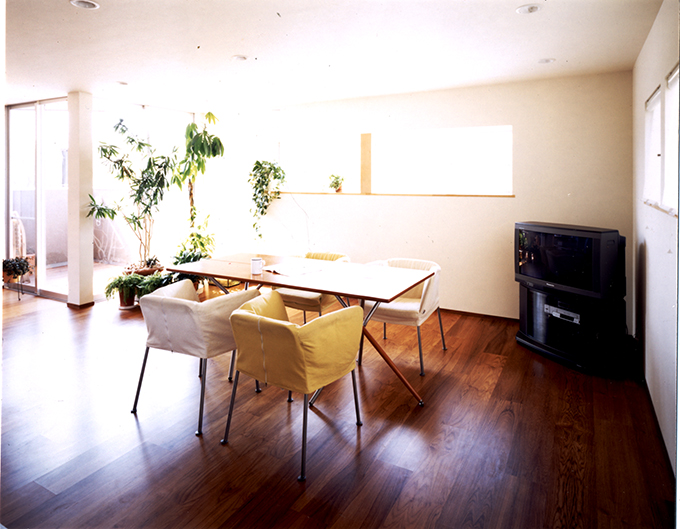 多方向から光の差すリビング