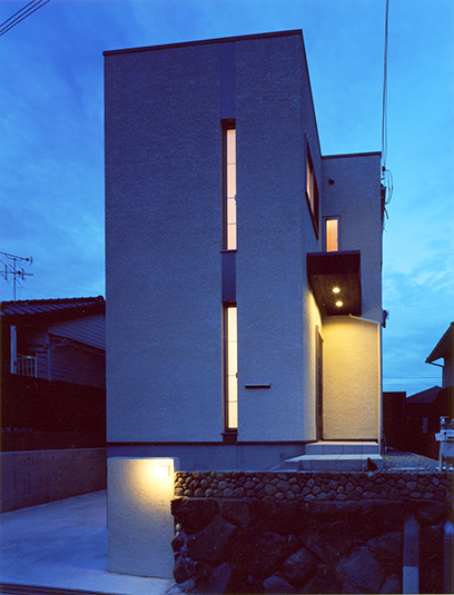 光の筋が縦に通る夕景外観