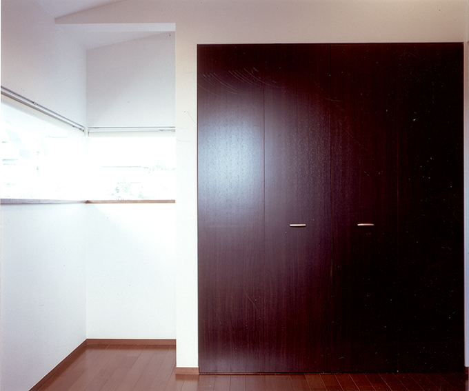 落ち着いたトーンの室内