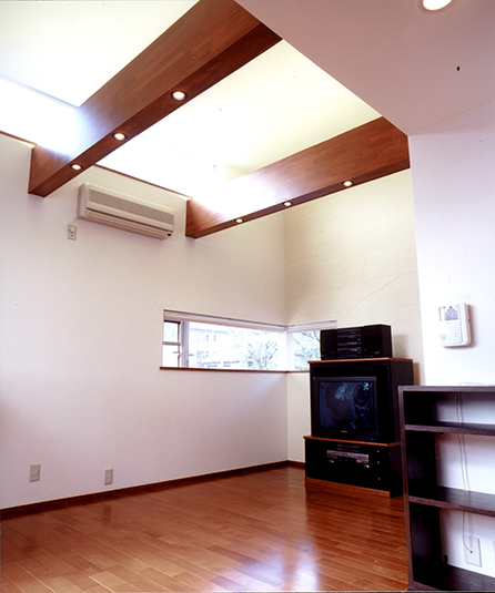 梁の上からトップライトの光が注ぐ