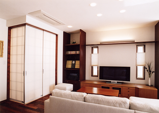 和室の扉を閉じたリビングの眺め