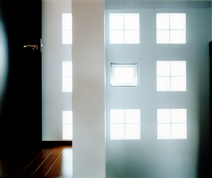 光を採りこむ整列した9つの小窓