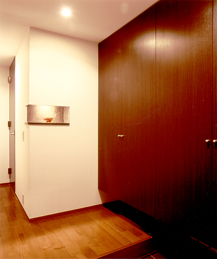 収納スペースを広く取った玄関ホール