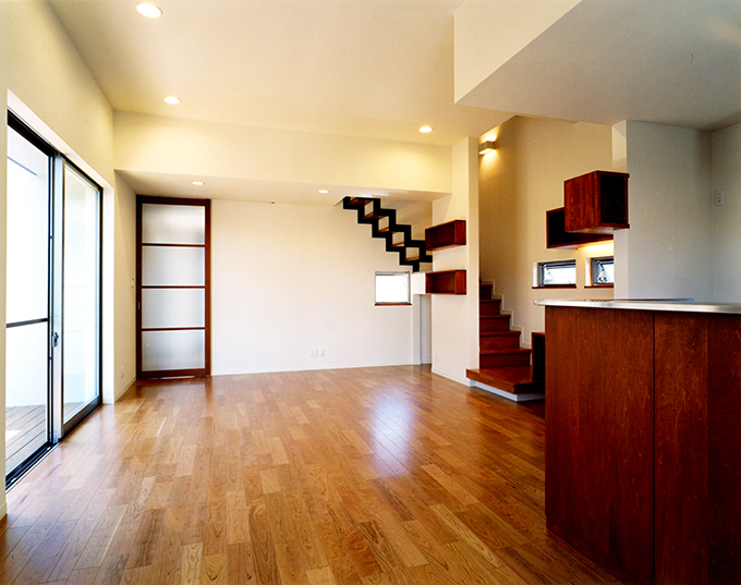 キッチンからリビングを眺める