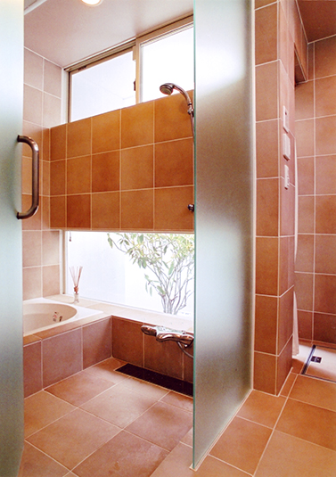 バスルームには経年変化が気にならない色を