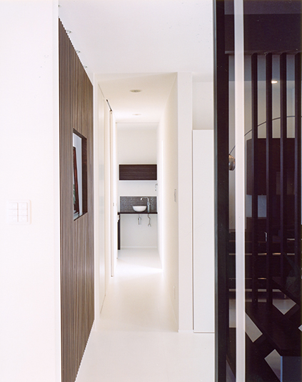 玄関ホールを介して洗面室につながる