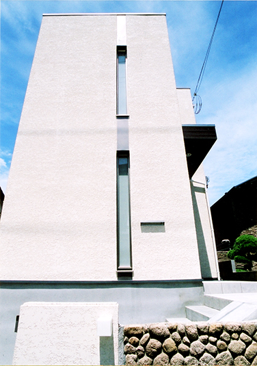 奥行きを感じさせない平面的な外観