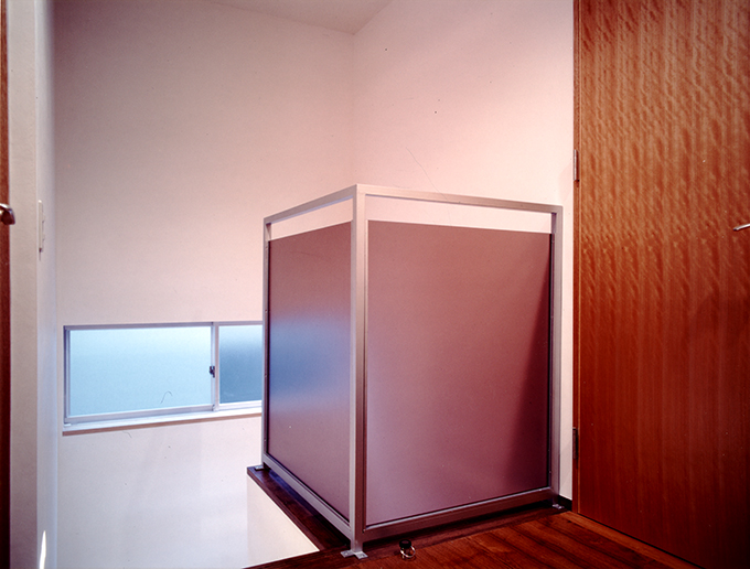 天井高のある明るい階段室