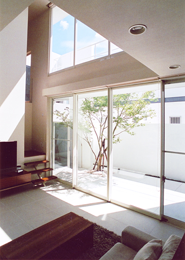 中庭の緑に癒されるリビング