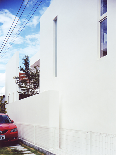 内装が見たくなる白い壁の並ぶ外観