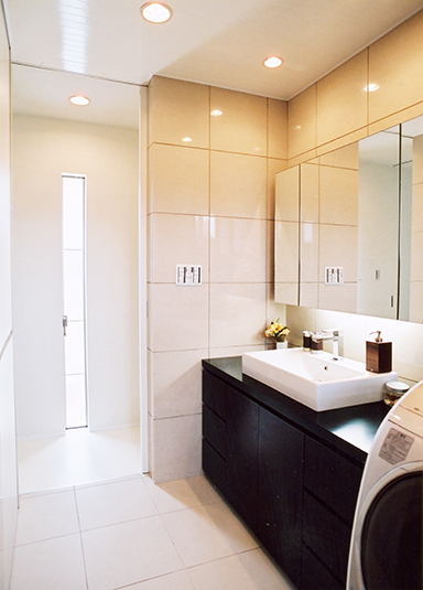 タイル張りで洗練された洗面室