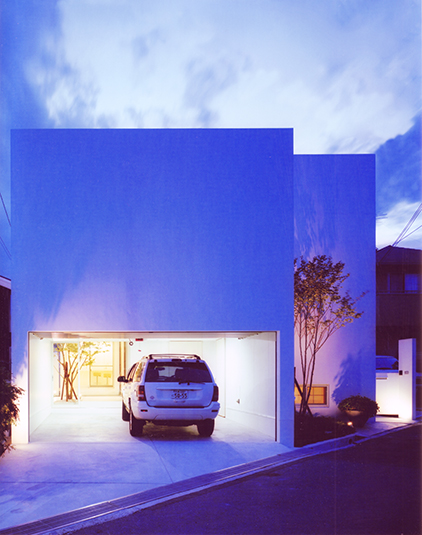 白い箱をくりぬいた駐車スペース