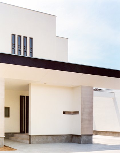 横へのラインがアクセントの外観