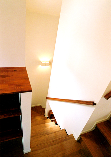 コの字に伸びる階段