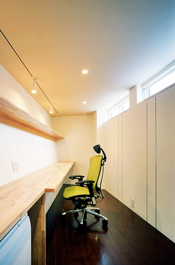 限られた採光で集中できる書斎