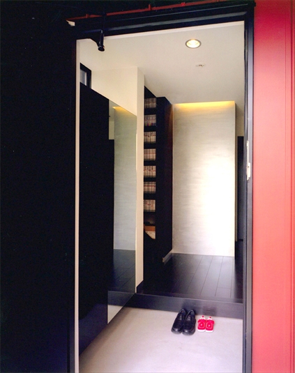 本棚が覗く玄関スペース