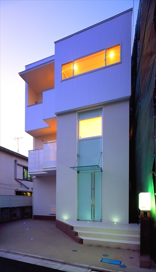 多様な光が漏れる外観