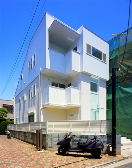 白が空に映えるモダンな外観