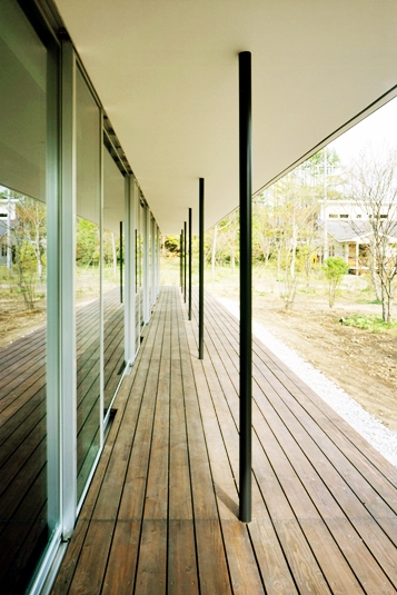 大きな庇で夏の日材を遮り、自然を楽しむ