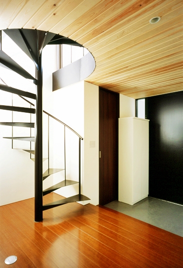 螺旋階段によって１階の玄関まで光が届く