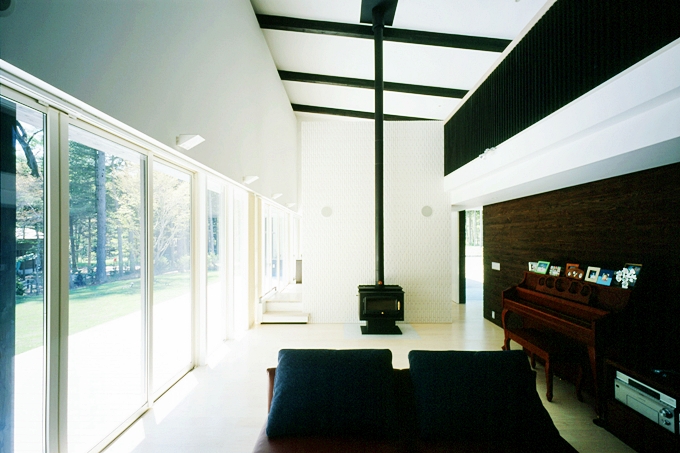 吹抜けと大きな窓で開放的なリビングと暖炉