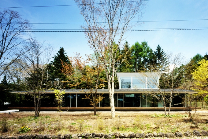 庭に面して大きく開口した外観