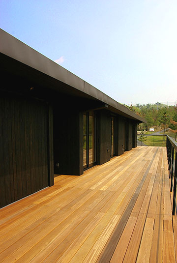 眺望の良いウッドデッキ