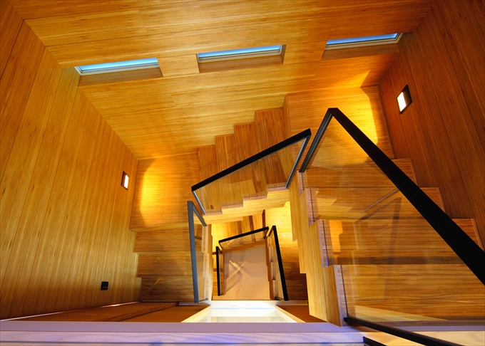 温かみのある木質の階段を照らすフットライト