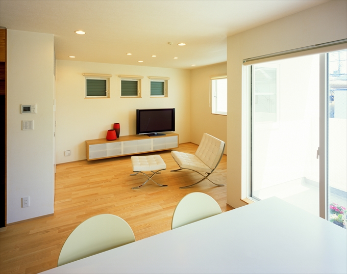 シンプルにくつろぐリビング