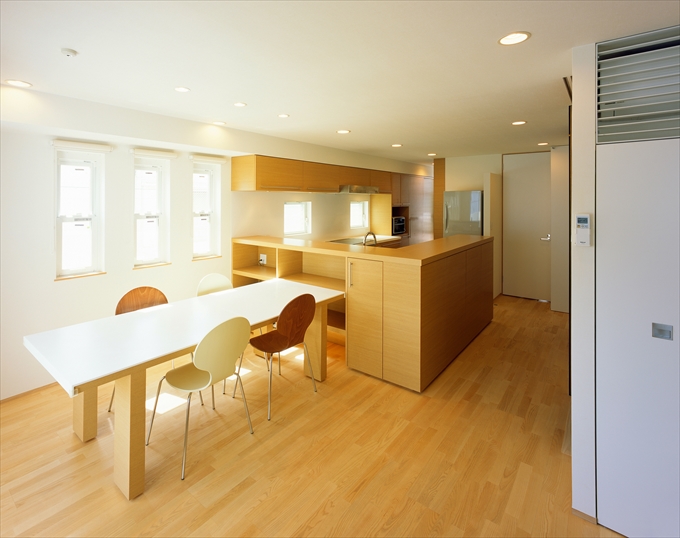 明るい光が入るダイニングスペース