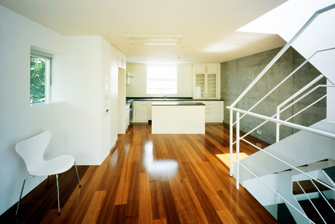 階段を通して上部からも光が差し込むLDK