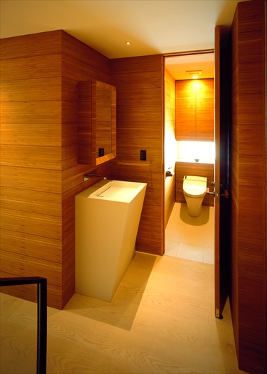 温かいライトが迎えるトイレと洗面スペース